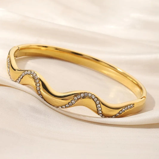 Glam Luxurious Waves Bangle 62carat