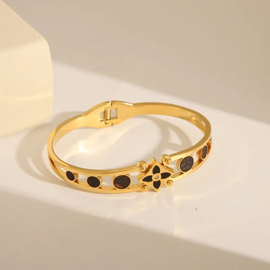 Single Star Bangle 62carat