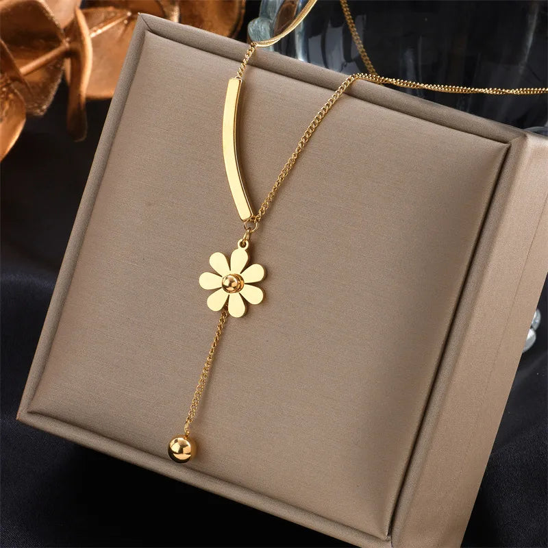 Small Flower Necklace 62carat
