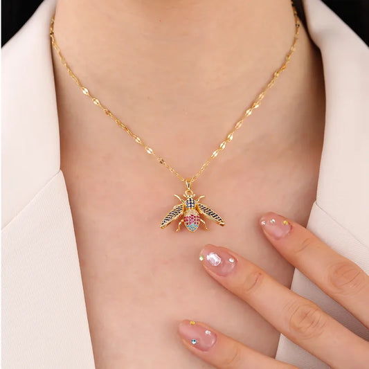 Honey Bee Pendant Necklace 62carat